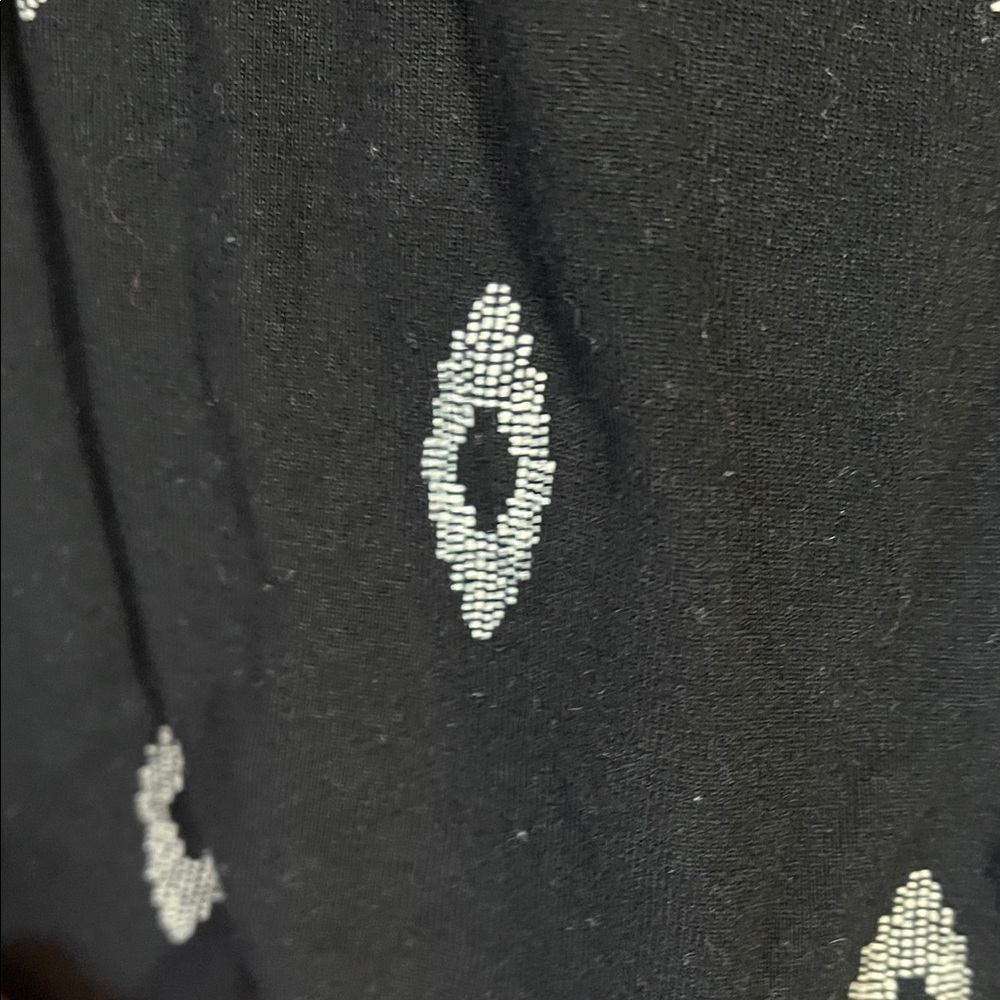 Old Navy Black and White Geometric Tank Top - Picture 4 of 9